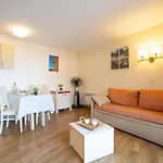 شقة L'esquinade - E3 333 By Interhome