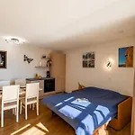 شقة L'esquinade - E3 333 By Interhome *